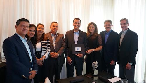Miembros de la Junta Directiva, ejecutivos de WBO e invitados especiales, presentes en el homenaje del Comisionado Adjunto Robert E. Pérez.