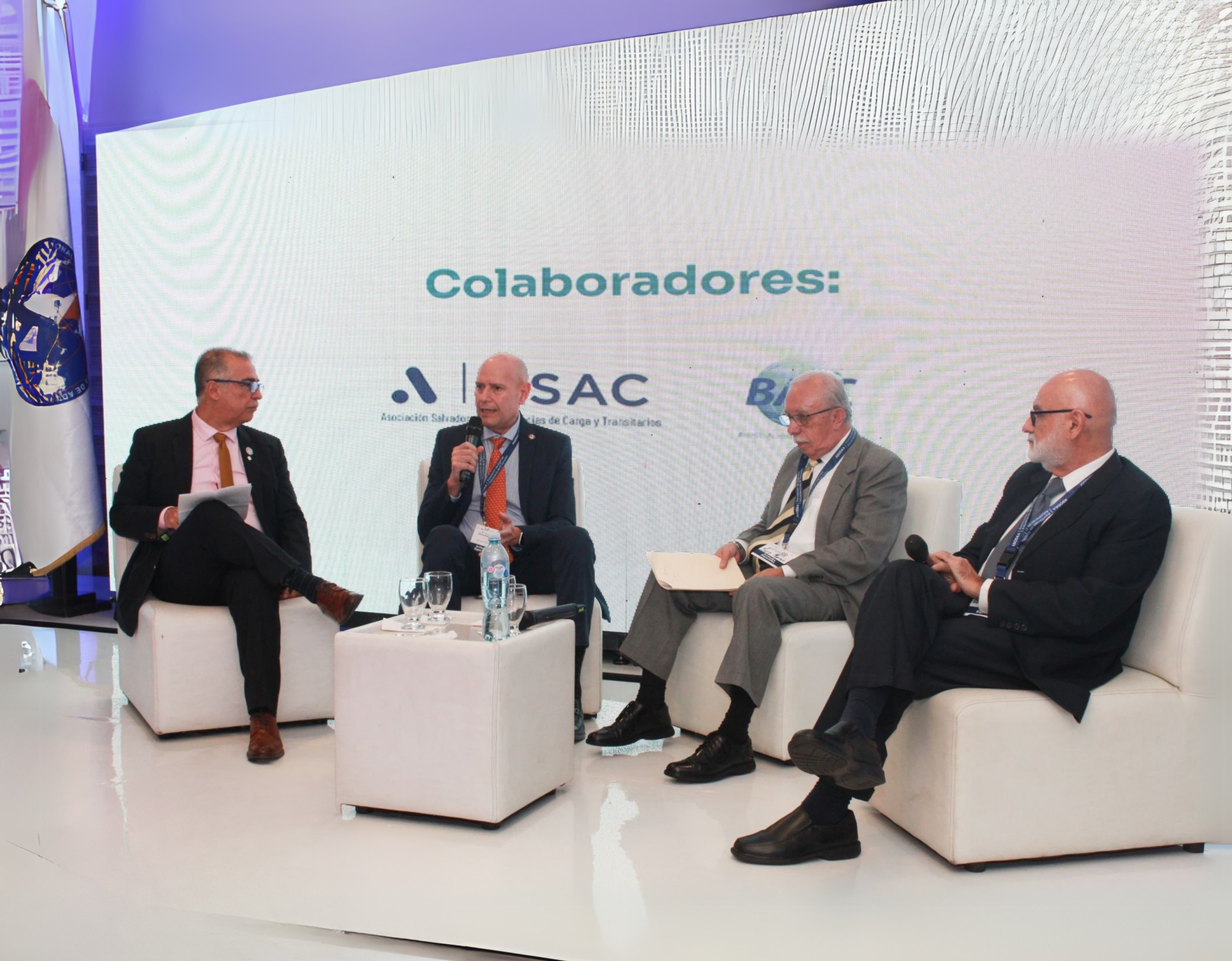 De izquierda a derecha: Roberto Fuentes, José Javier Ayala, Mario Morán, y Fernando Romero, comentando sobre la interconectividad, innovación y seguridad en la logística del comercio internacional.