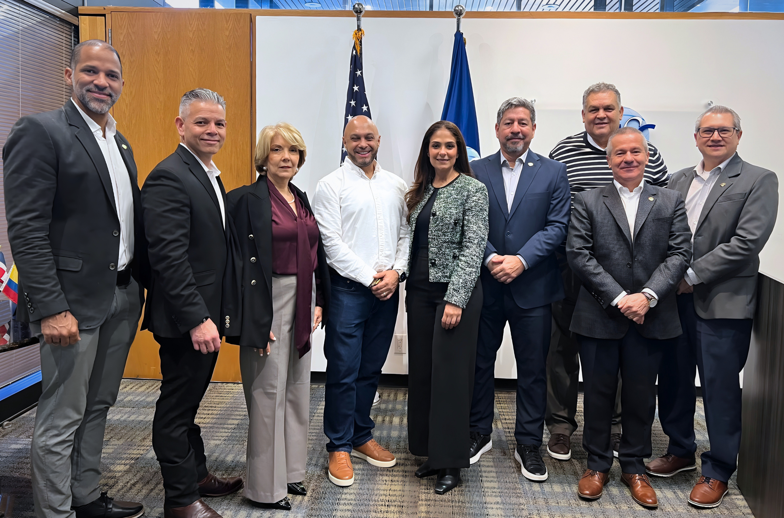 De izquierda a derecha: Omar Castellanos, Erik Moncayo, Giomar González, Oscar Andrade, Suzanne Lemaitre, Fabricio Muñoz, Jorge Wellmann, Luis Bernardo Benjumea, y Luis Renella.