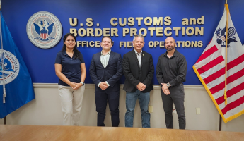 De izquierda a derecha: Juan Ilich Pérez, presidente Junta Directiva BASC USA; Erik Moncayo, presidente internacional WBO y Michael Garza, director de la Oficina CTPAT en Laredo junto a su equipo de trabajo.